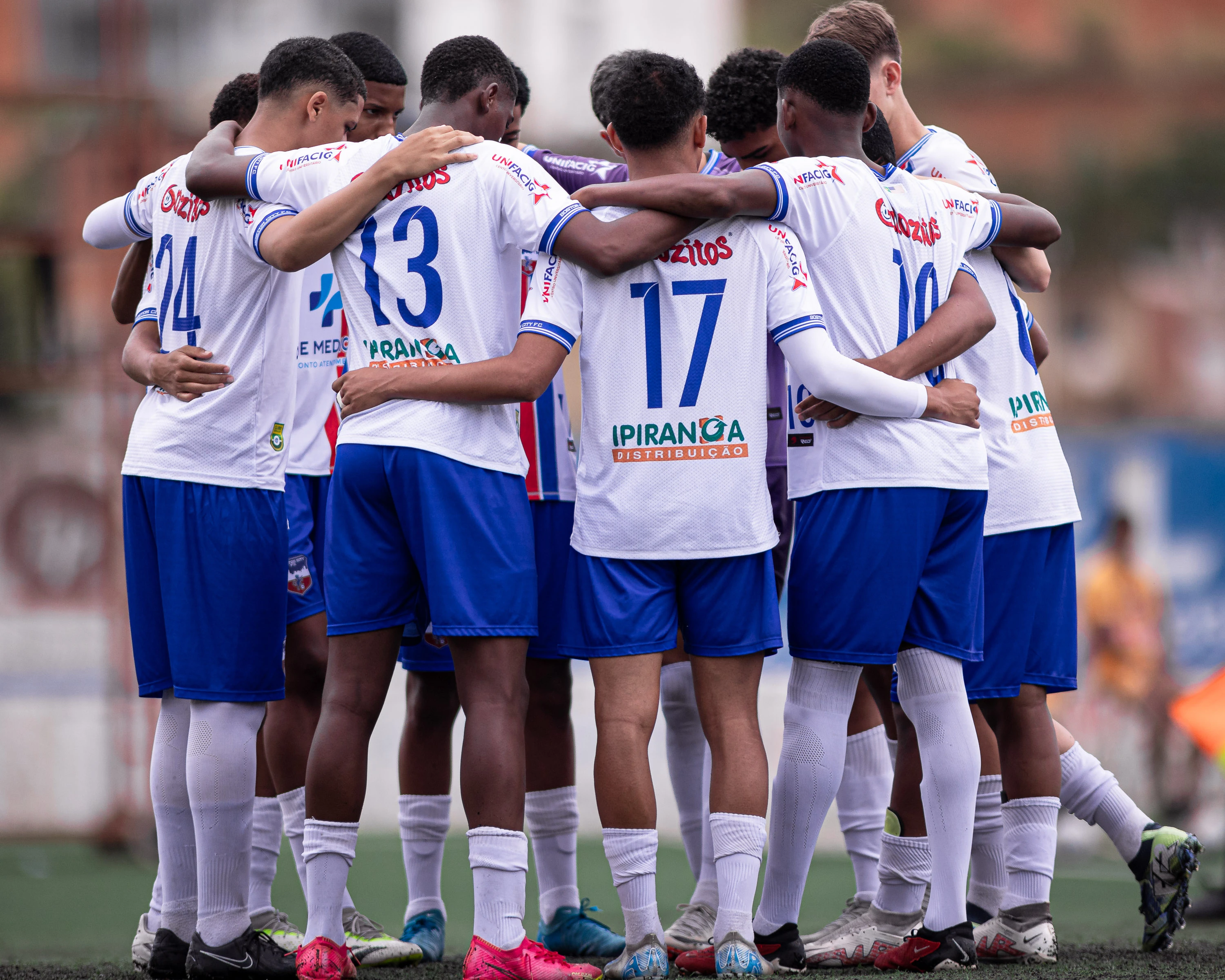 Jogadores de futebol do Boston City Group em campo