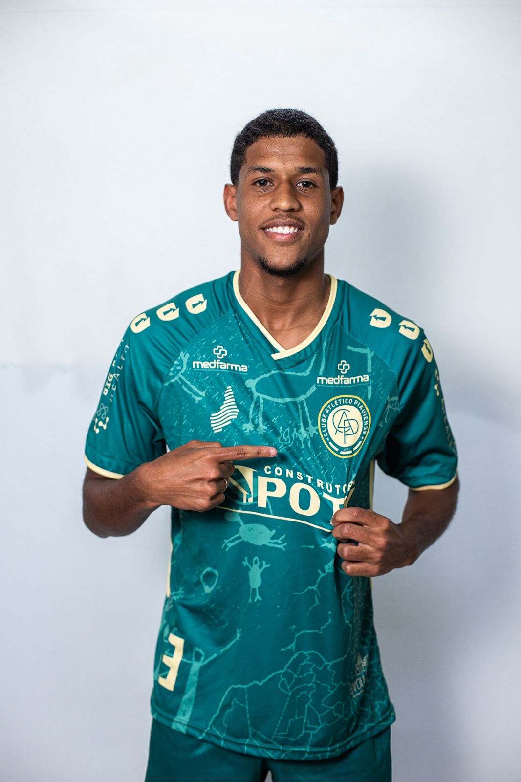 Lucas Gabriel Ribeiro Victor - Lateral Esquerdo